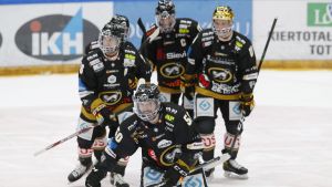 Juhamatti Aaltonen pangade in Kärpäts 2–0-mål. Juhamatti Aaltonen skrinnar framför lagkamrater.
