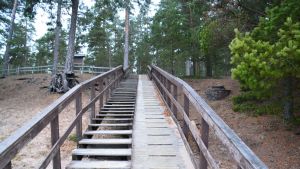Lappvik strand är ett friluftsområde som är anpassat för dem som inte rör sig obehindrat. Trappa längs sanddyna