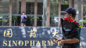 Coronavaccinet tillverkas av Sinopharms dotterbolag Beijing Institute of Biological Products, och är baserat på ett inaktiverat virus. Sinopharms logo