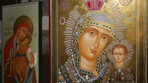 Den här ikonen tog tre år att måla. En ikon i guld, med jungfru Maria och Jesus.