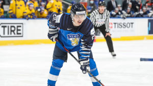 Roni Hirvonen, som gått i skola på svenska i Mattliden, blev stor kvartsfinalhjälte med sitt segermål i den sista minuten. Roni Hirvonen blev stor kvartsfinalhjälte med sitt segermål i den sista minuten.