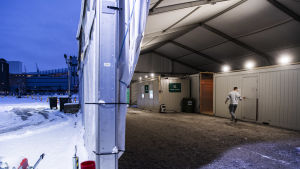 Det är oklart hur drive-in-röstning ska ordnas. Tanken är kanske att den ska följa ett liknande mönster som vid ett coronatest. Drive-in-koronatestausasema Helsingin Hernesaaressa lumisessa maisemassa 4. tammikuuta 2021.
