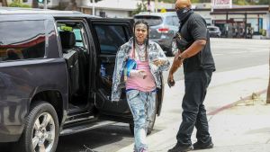 Rapparen Tekashi 6in9ines sexskandaler med minderåriga har snarast gjort honom ännu mer populär. Tekashi 6in9ine stiger ut ur bil.