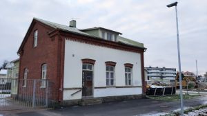 Den här lilla tegelbyggnaden har inhyst en mjölkcentral, här har också funnits en loppmarknad och social service. Liten tegelbyggnad