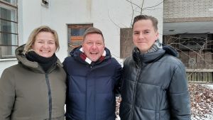 Familjen Lehto-Kevin tycker inte man alltid behöver riva och bygga nytt. Man kan också rädda gamla hus och ge dem nytt liv. En glad familj