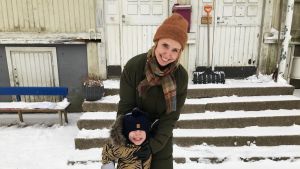 Sara Lindqvist son Gustav tycker om att gå på daghemmet Grytet i Grankulla. En kvinna står och kramar sitt barn