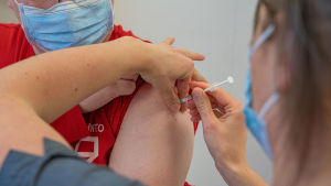 En i Raseborgs stads vådpersonal får den första dosen coronavaccin den 11 januari 2021.