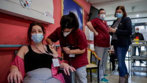 Personalen vid äldreboendena vaccineras först. Personalen vid äldreboendet i belgiska Chatelet vaccineras.