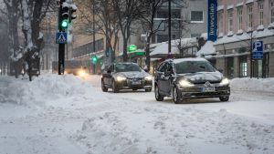 Borgå stad koncentrerar sig på att hålla huvudlederna och matargatorna plogade. Bilar kör i snöyra