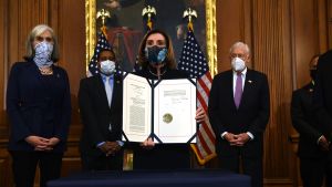 Representanthusets talman Nancy Pelosi håller upp dokumentet med beslutet att dra Trump inför riksrätt. Nancy Pelosi håller upp dokumentet med beslutet att ställa Donald Trump inför riksrätt.