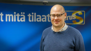 Sannfinländarna och deras partisekreterare Simo Grönroos vill sätta stopp för "rödgröna fånerier" och de infödda finländarna främst. Simo Grönroos, puoluesihteeri, perussuomalaiset