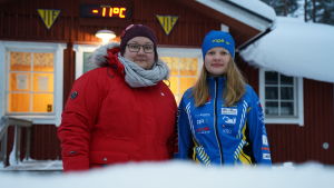 Mikaela Ståhl-Kokkola och Elvira Kokkola utanför Ingå IF:s skidstuga. Porträttbild på Elvira Kokkola och Mikaela Ståhl-Kokkola.