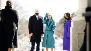 Joe Biden och frun Jill anlände till Capitolium i sällskap av Kamala Harris och maken Doug Emhoff. Joe Biden med fru Jill, till höger Kamala Harris.