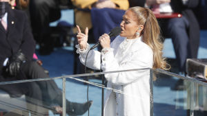 Och Jennifer Lopez This Land Is Your Land och America, The Beautiful. Jennifer Lopez sjunger under Joe Bidens installationsceremoni.