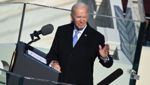 I sitt första tal som president sa Biden sig vilja förena det amerikanska folket åter. Joe Biden håller tal.