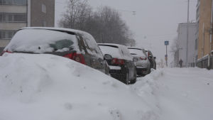 Det blir snabbt trångt längs gatorna då det faller snö i den mängd som kommit under torsdagen. Bilar parkerade vid snövall
