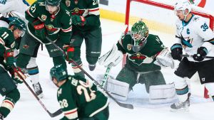 Minnesotas målvakt Kaapo Kähkönen stod i vägen för 17 puckar i matchen mot San Jose. Minnesotas målvakt Kaapo Kähkönen stod i vägen för 17 puckar i matchen mot San Jose.