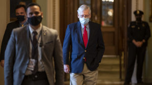 Republikanernas senatsledare Mitch McConnell ville ta reda på ifall åtalet är lagenligt. Senaatin republikaanijohtaja halusi kahden viikon valmistautumislykkäyksen virkarikosoikeudenkäyntiin. McConnell kuvattiin kongressissa 22. tammikuuta 2021.