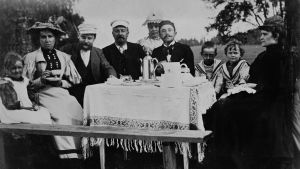 Herrasväen kahvihetki Lauttasaaren kartanon pihalla 1896 Kahvihetki Lauttasaaren kartanon pihalla 1896.