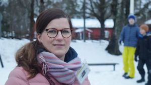 Rektor Jessika Elfving är glad över att Ingå valt att gå med i pilotprojektet. Rektor Jessika Elfving på skolgården utanför Kyrkfjärdens skola. Elever i bakgrunden.
