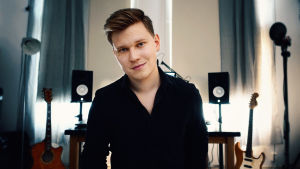 Henri Vuortenvirta är låtskrivare och medlem i Bastupojkarna. Henri Vuortenvirta