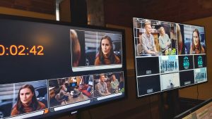 Kontrollrummet under pågående tv-inspelning. Kontrillrummet under Efter Nio-inspelning. Sanna Marin intervjuas.