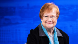 Varken krig eller uppror har stoppat val hos oss tidigare, så vi ska nog klara av det här under coronan också, sa Halonen när hon medverkade i Yles Morgonettan på lördagen. Tarja Halonen.