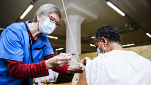 Pfizers vaccin är för närvarande det enda som används i Finland. Sote-henkilöstölle annettiin koronavirusrokotteita Helsingissä 4. tammikuuta 2021.