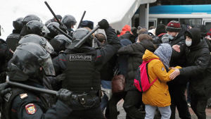 Polisen är mycket närvarande. Polis tar till våld mot demonstranter i Ryssland i samband med demonstration för Aleksej Navalnyj.