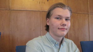 Starka fördomar. Nuutti Saramo anser att finskspråkiga har starkare fördomar mot svenskspråkiga än tvärtom. Ung man i bild