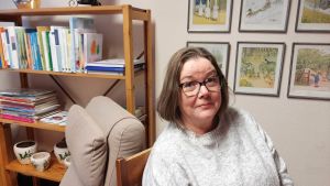 Birgitta Mannström som basar för småbarnspedagogiken i Hangö är glad över att Hangö får delta i det landsomfattande försöket med tvåårig förskola. Leende kvinna
