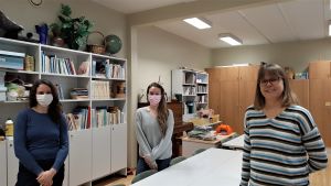 Anna Price, Nina Sjödahl och klubbledare Lenita Söderblom i stora lekrummet på Hangö svenska församlings dagklubb. Leende kvinnor