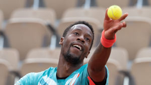 Gael Monfils hoppas bryta sin förlustsvit när det är dags för grand slam-tennis. Gael Monfils i turkosfärgad tröja håller upp bollen inför en tennisserve.