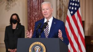 Joe Biden håller utrikespolitiskt linjetal den 4 februari 2021. Vicepresidenten Kamala Harris i bakgrunden.