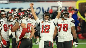 Tom Brady & co gläds av framgången. Tom Brady omgiven av glada amerikansk fotboll-spelare under NFL-finalen 7.2.2021.