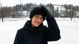 Charlotte Wieliczko på Helsingforsmission berättar att unga behöver prata om ångest och ensamhet. Charlotte Wieliczko, krisarbetare på Helsingforsmission står i ett snöigt landskap.