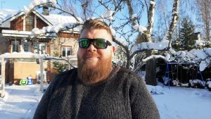 Tony Särs ställer upp för Sannfinländarna och vill bevara Hangö självständigt och jobba för hemkommunen. Man utomhus