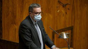 Enligt SFP:s Anders Norrback vore det att sticka huvudet i sanden om EU inte stimulerar sin ekonomi precis som USA och Kina gör. SFP:s Anders Norrback i riksdagen den 10 februari 2021.
