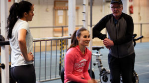 Matti Liimatainen tränar bland annat sjukamparna Maria Huntington och Miia Sillman. Maria Huntington, Miia Sillman och Matti Liimatainen på träningar i Tammerfors.