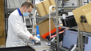 Fabriken i Åbo är förberedd på att inleda produktionen i snabb takt. Pasi Bifeldt jobbar på fabriken. En person jobbar med blåstest på Tepcomps fabrik i Åbo.