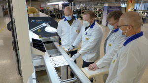 Komponenter granskas på Tepcomps fabrik i Åbo. Flera personer granskar blåstester på en fabrik.