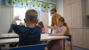 Det råder stor brist på daghemspersonal och Åbo Akademi försöker åtgärda det med fler studieplatser. Päiväkotilapset leipomassa opettajan seurassa.