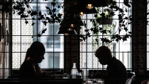 Många företagare inom hotell, restaurang och turism har det nu verkligt svårt med ekonomin och pandemiläget gör det till en massiv utmaning att planera inför för det kommande sommarhalvåret. Några människor som sitter och äter på restaurang.