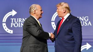 Rush Limbaugh och Donald Trump stod nära varandra. Bilden är från 2019. Rush Limbaugh skakar hand med Donald Trump. Bilden är från år 2018.