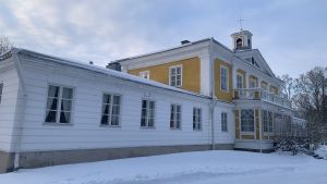 Östermyra gård är också känt under namnet Törnävä gård. Huvudbyggnaden i vinterskrud.