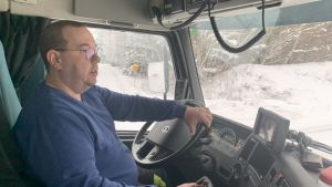 Inifrån förarhytten syns allt bra, även om ekipaget är stort, säger Kent Allén. En man sitter i hytten på en lastbil