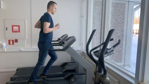 Sebastian Widjeskog har återupptagit idrotten efter att han lämnade prästjobbet. En man springer på ett löpband i ett gym.