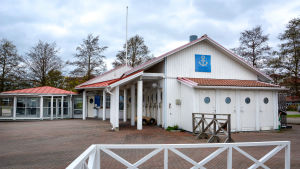 Isaac Visser är även en av företagarna som från och med i år driver Pargas gästhamn. Hamnkontoret i Pargas gästhamn.