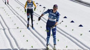 Lylynperä slogs ut i VM-semifinalen. Katri Lylynperä åker över mållinjen i sprintsemifinalen.