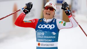 Therese Johaug var överlägsen i masstarten. Johaug jublar efter guldet i skiathlon.